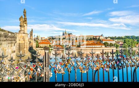 PRAGUE, RÉPUBLIQUE TCHÈQUE - 31 JUILLET 2018 : clôture avec cadenas d'amour et vue sur le pont Charles et la vieille ville de Prague Banque D'Images