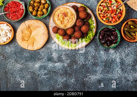 Le Falafel est un plat traditionnel de cuisine israélienne et du Moyen-Orient, avec vue sur le dessus. Banque D'Images