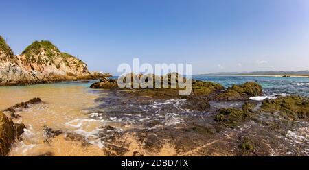 Les magnifiques formations rocheuses de Mayto Beach à Jalisco, au Mexique. Couvert d'eau claire de l'océan. Ciel bleu vif sans nuages. Banque D'Images