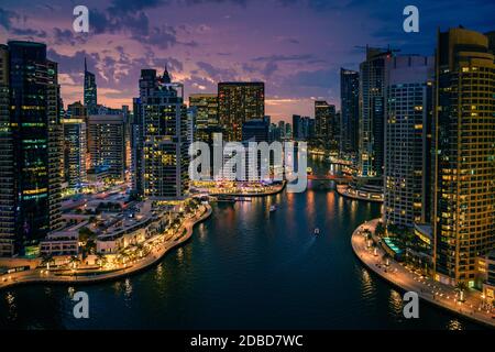 Vue panoramique sur la Marina de Dubaï, Émirats arabes unis, après le coucher du soleil Banque D'Images