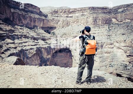 L'homme prend des phots du canyon dans la montagne Jebel Shams en Oman Banque D'Images