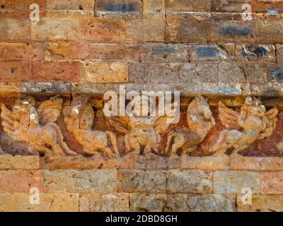 Chevaux volants sur un mur de briques à Prasat Sambor - Sambor Prei Kuk, Cambodge Banque D'Images