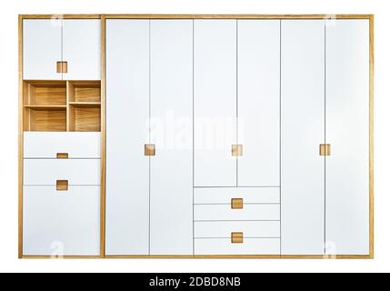 armoire moderne en bois avec portes plates à tirer sur les doigts isolées sur fond blanc. Armoires en contreplaqué en chêne avec cabine peinte en gris clair Banque D'Images