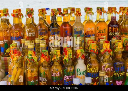 Sainte-Anne, Grande-Terre, Guadeloupe - 8 novembre 2018 : bouteilles de rhum disposées sur un marché local Banque D'Images