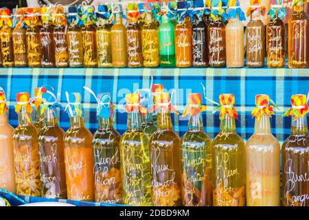 Sainte-Anne, Grande-Terre, Guadeloupe - 8 novembre 2018 : bouteilles de rhum disposées sur un marché local Banque D'Images