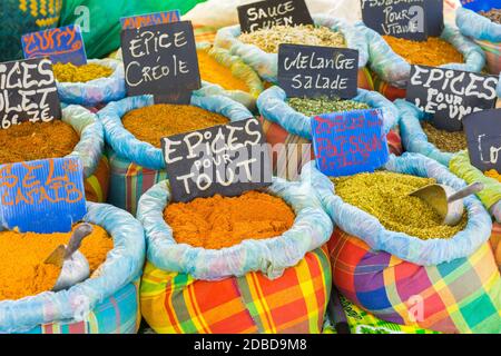 Sainte-Anne, Grande-Terre, Guadeloupe - 11 août 2018 : diverses épices sur un marché alimentaire Banque D'Images
