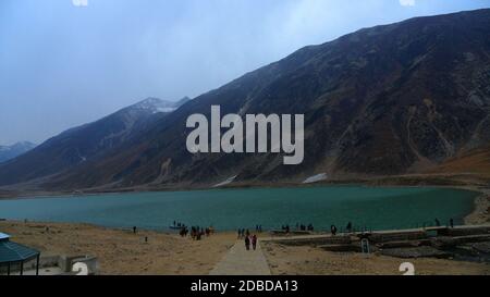 Une belle vue fascinante sur le lac Saif UL Malook situé à environ 8 kilomètres (5 miles) au nord de la ville de Naran à l'extrémité nord de la vallée de Kaghan, dans le district Mansehra, Khyber Pakhtunkhwa. Le lac Saif ul Malook est une station touristique célèbre, bien connue pour l'histoire associée d'un prince persan Saif ul Malook. Il est situé à environ 8 kilomètres (5 miles) au nord de la ville de Naran à l'extrémité nord de la vallée de Kaghan, dans le district Mansehra, Khyber Pakhtunkhwa. Le lac avec sa beauté naturelle majestueuse et hypnotisante, son atmosphère agréable et son histoire et conte associés, attire t Banque D'Images