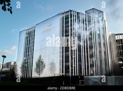 Le parking de plusieurs étages de Gosford Street (pour le personnel toute la journée, et pour les soirées visiteurs uniquement) à l'université de Coventry, en Angleterre. Banque D'Images