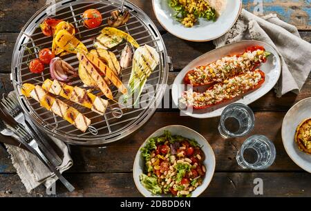 Un gros plan de légumes sur un grill et des plats sains et gastronomiques. Banque D'Images