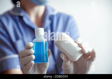 Le médecin tient dans les mains un équipement de protection personnel contre la propagation du virus Corona. Banque D'Images