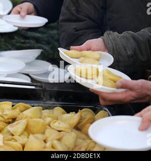 Les aliments chauds pour les pauvres et les sans-abri Banque D'Images