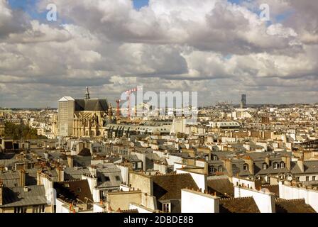 Les toits de Paris sous un ciel orageux. Au loin le Sacré coeur (Paris France) Banque D'Images