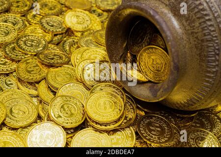 Pièce d'or dans le Trésor vieux pot d'argile sur un tas de pièces d'or Banque D'Images