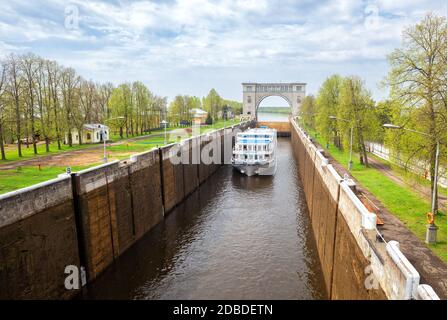 UGLICH, RUSSIE - 10 MAI 2019 : navire de croisière Mikhail Boulgakov dans l'écluse de la centrale hydroélectrique d'Uglich sur la Volga Banque D'Images