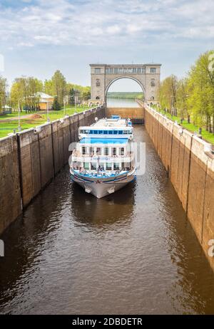 UGLICH, RUSSIE - 10 MAI 2019 : le sluice d'Uglich. Le bateau à moteur Mikhail Boulgakov passe l'écluse à Uglich sur la Volga Banque D'Images