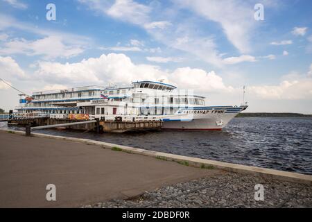 MYSHKIN, RUSSIE - 10 MAI 2019 : croisière sur la Volga. Le bateau de croisière Alexander Grin s'est arrêté à l'embarcadère de la ville antique de Myshkin. Yaroslavl regi Banque D'Images