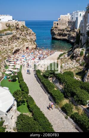 Polignano, Italie - le 17 septembre 2019 : se détendre et nager sur une charmante plage Lama Monachile à Polignano a Mare, Mer Adriatique, Pouilles, Bari bauvin Banque D'Images