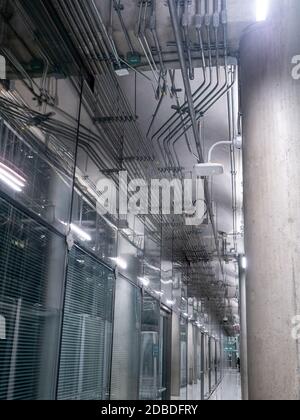 de grandes fenêtres passent la lumière du jour à l'intérieur d'un bâtiment de bureau sur un verre moderne couloir intérieur du bâtiment Banque D'Images