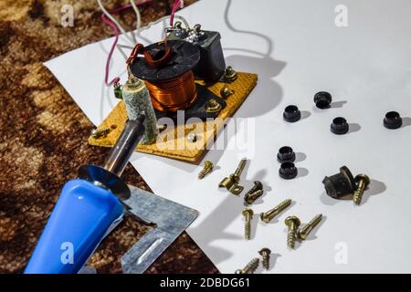 Filtre acoustique dans une colonne de musique. Circuit électrique d'une bobine magnétique, d'un condensateur et d'une résistance. Réparation de la dynamique acoustique, rationnement du fil de soudure Banque D'Images