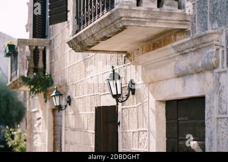 Lumières de rue sur un ancien bâtiment avec balcons à Perast, Monténégro. Banque D'Images