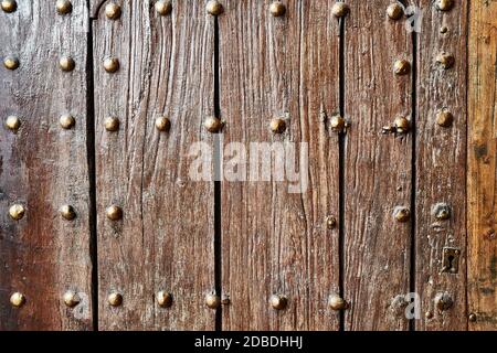 Porte d'un ancien château médiéval, vieux bois épais Banque D'Images