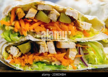 Shawarma maison, burrito, rouleau de poulet avec légumes et sauce. Vue avant des ingrédients. Banque D'Images