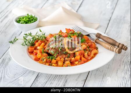 L'Ossobuco sert de la cuisine italienne avec des jarrets de veau et des légumes Banque D'Images