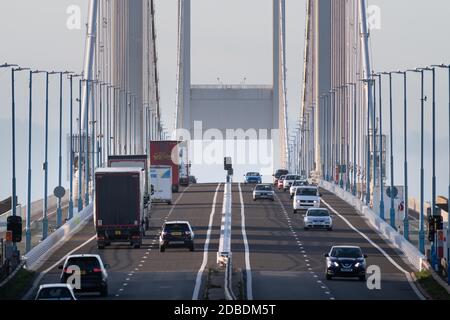 Aust, South Gloucestershire, Royaume-Uni. 23 octobre 2020. Lorsque l'horloge passe à l'approche de la date limite de 18:00, le trafic circule librement à travers le pont Severn Banque D'Images