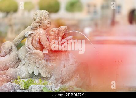 Statue blanche de la fontaine de l'ange à Weikersheim, Bavière, Allemagne. Voyage en Europe. Banque D'Images