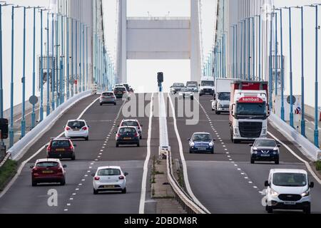 Aust, South Gloucestershire, Royaume-Uni. 23 octobre 2020. Lorsque l'horloge passe à l'approche de la date limite de 18:00, le trafic circule librement à travers le pont Severn Banque D'Images