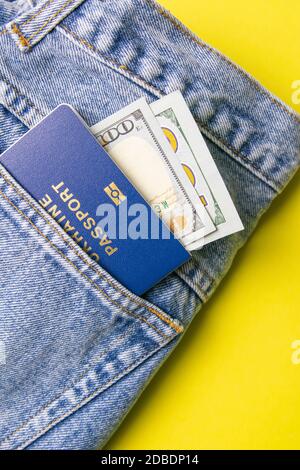 Poche d'argent en Blue Jeans avec passeport - dollars américains sur fond de yallow. Banque D'Images