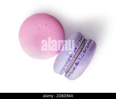 Vue de dessus de deux macarons roses violettes sur fond blanc Banque D'Images