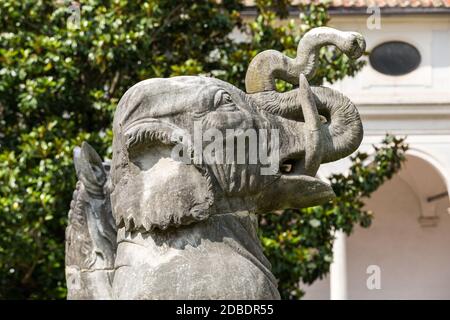 Ancienne statue d'éléphant dans les bains de Dioclétien (Thermae Dioclétiani) à Rome. Italie Banque D'Images