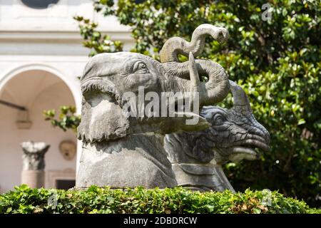 Ancienne statue d'éléphant dans les bains de Dioclétien (Thermae Dioclétiani) à Rome. Italie Banque D'Images