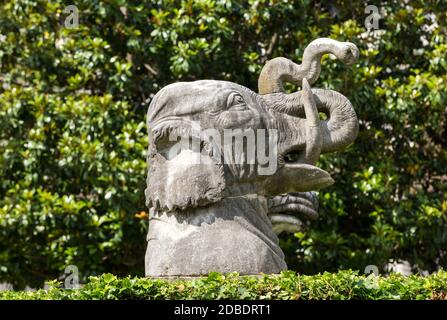 Ancienne statue d'éléphant dans les bains de Dioclétien (Thermae Dioclétiani) à Rome. Italie Banque D'Images