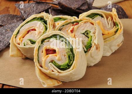 Un sandwich au poulet avec des chips de tortilla au maïs bleu Banque D'Images