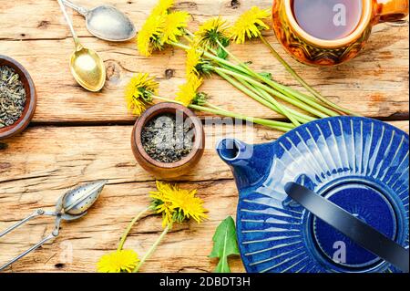 Thé aux herbes parfumé de pissenlits à fleurs. Thé aux fleurs Banque D'Images