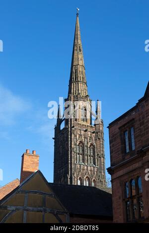 Flèche de l'ancienne cathédrale qui s'élève au-dessus des bâtiments historiques, Coventry, West Midlands, Angleterre, Royaume-Uni Banque D'Images