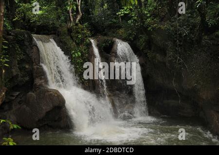 Cascades aux Philippines Banque D'Images