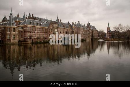 Le parlement néerlandais sur l'image reflétée dans l'eau sur le lac Banque D'Images