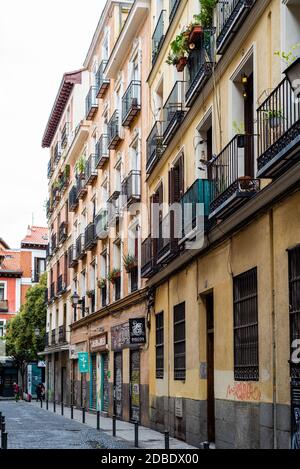 Madrid, Espagne - 2 octobre 2020 : rue typique au milieu de vieux bâtiments résidentiels dans le quartier de Lavapies Banque D'Images