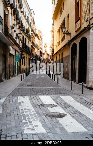 Madrid, Espagne - 2 octobre 2020 : rue typique au milieu de vieux bâtiments résidentiels dans le quartier de Lavapies Banque D'Images