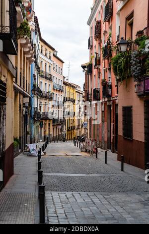 Madrid, Espagne - 2 octobre 2020 : rue typique au milieu de vieux bâtiments résidentiels dans le quartier de Lavapies Banque D'Images