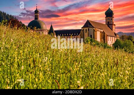 Le monastère bénédictin Saint Trudpert (Kloster Sankt Trudpert) dans la Forêt Noire à Muenstertal au coucher du soleil devant un ciel coloré Banque D'Images