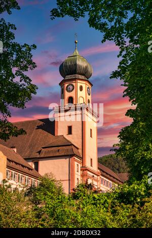 Le monastère bénédictin Saint Trudpert (Kloster Sankt Trudpert) dans la Forêt Noire à Muenstertal au coucher du soleil devant un ciel coloré Banque D'Images