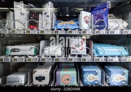 Fengtai, Fengtai, Chine. 17 novembre 2020. Beijing, CHINE-le 17 novembre 2020, des distributeurs automatiques avec masques faciaux ont été mis en place à la station de métro ouest de Beijing et à la station ouest de Jianmen pour répondre aux besoins de protection des passagers pendant l'épidémie. Trois masques KN95 sont vendus pour 15 yuan. En plus de vendre des masques, le distributeur automatique est également équipé de comprimés désinfectants, de thermomètres électroniques et d'autres produits anti-épidémies. Crédit : SIPA Asia/ZUMA Wire/Alay Live News Banque D'Images