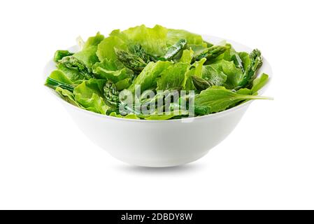 Salade de laitue verte avec asperges bouillies dans un bol isolé sur blanc. Fraîchement cueillies de jeunes feuilles vertes et asperges Banque D'Images