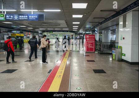 17 novembre 2020, Fengtai, Fengtai, Chine: Beijing, CHINE-le 17 novembre 2020, des distributeurs automatiques avec masques faciaux ont été mis en place à la station de métro ouest de Beijing et à la station ouest de Jianmen pour répondre aux besoins de protection des passagers pendant l'épidémie. Trois masques KN95 sont vendus pour 15 yuan. En plus de vendre des masques, le distributeur automatique est également équipé de comprimés désinfectants, de thermomètres électroniques et d'autres produits anti-épidémies. (Image crédit: © SIPA Asia via ZUMA Wire) Banque D'Images