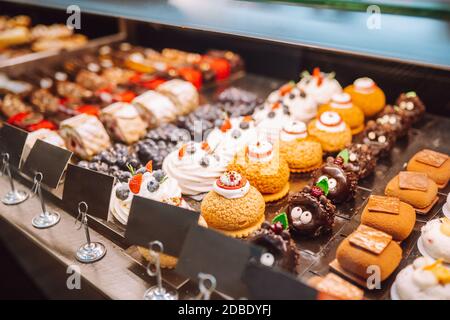 Différents types de petits gâteaux dans le magasin de bonbons derrière le verre affichage Banque D'Images