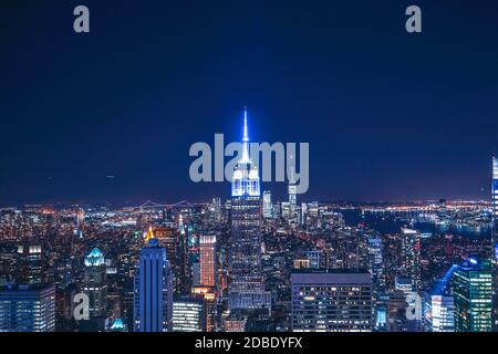 En pie State Building vue de la terrasse panoramique du Rockefeller Center (nuit) 21. Lieu de tournage : New York, Manhattan Banque D'Images